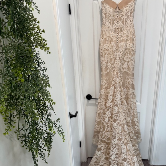 Made with Love- Winnie Wedding Dress - Picture 4 of 8